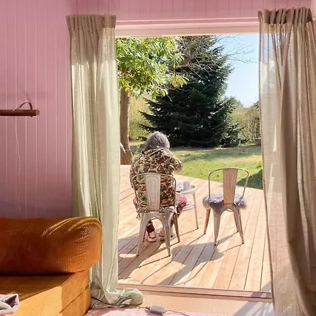 Colorful Summerhouse Close To The Sea Vakantiehuis