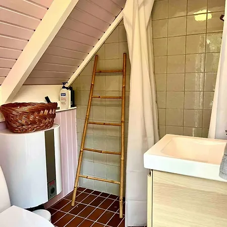 Colorful Summerhouse Close To The Sea Vakantiehuis *